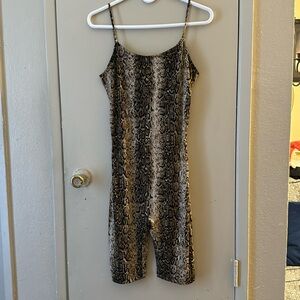 🌼FOR BUNDLE ONLY 🌼
Windsor Snake Print Romper🌼